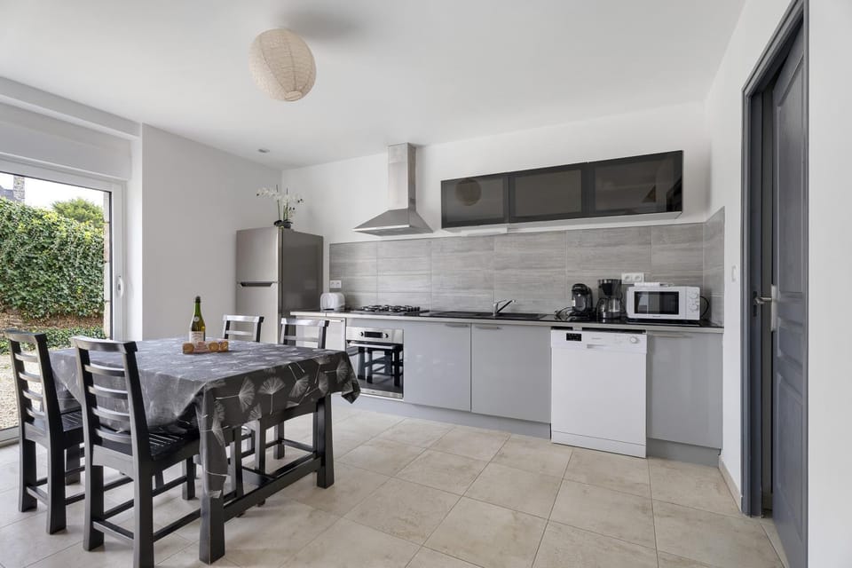Property building, Kitchen or kitchenette, Living room