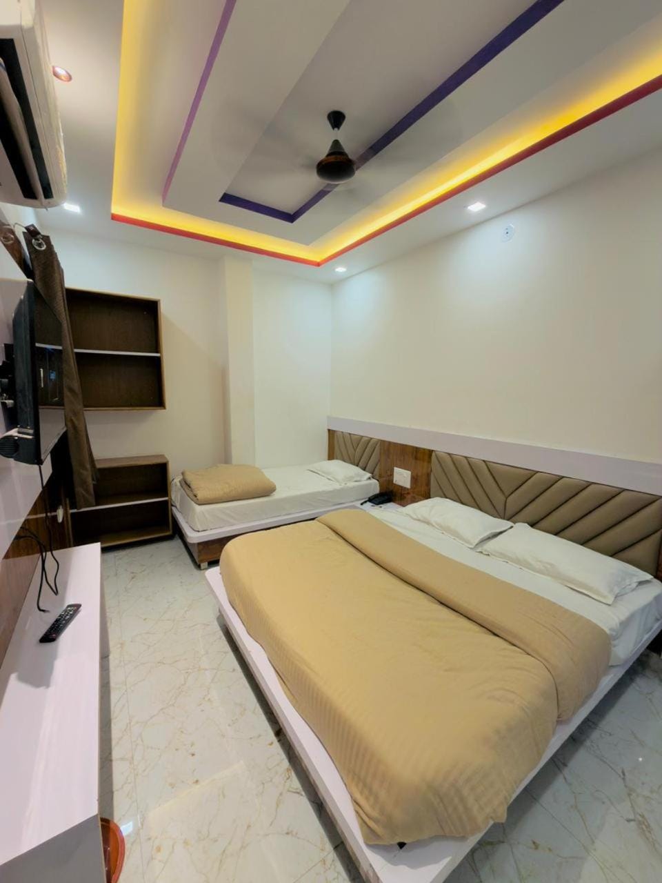 Bed, TV and multimedia, Living room, Photo of the whole room, Seating area, Bedroom, air conditioner