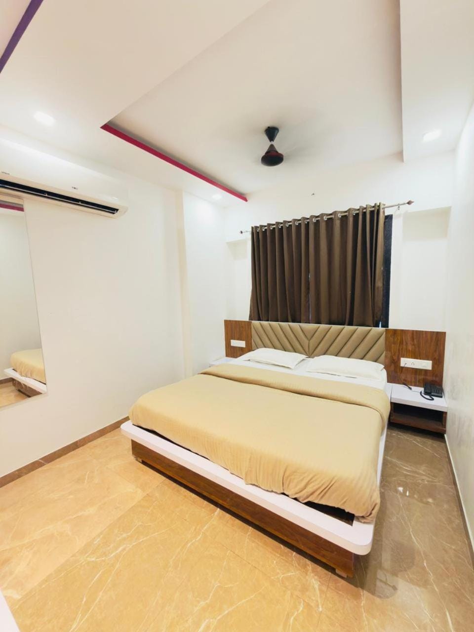 Bed, Living room, Photo of the whole room, Seating area, Bedroom, fireplace, air conditioner