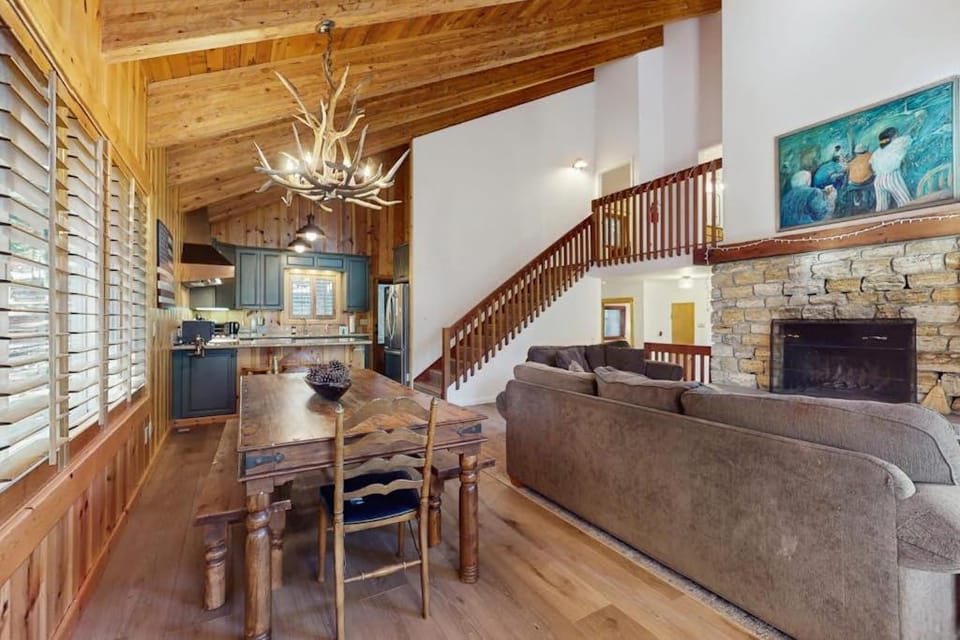 Cozy family cabin pet friendly a block from the water close to ski wifi Cabin in Tahoe Vista