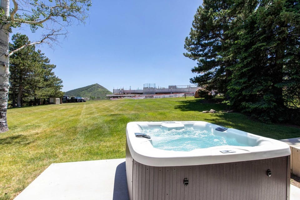 Dog-friendly townhome with hot tub tennis & private balcony House in Wasatch County