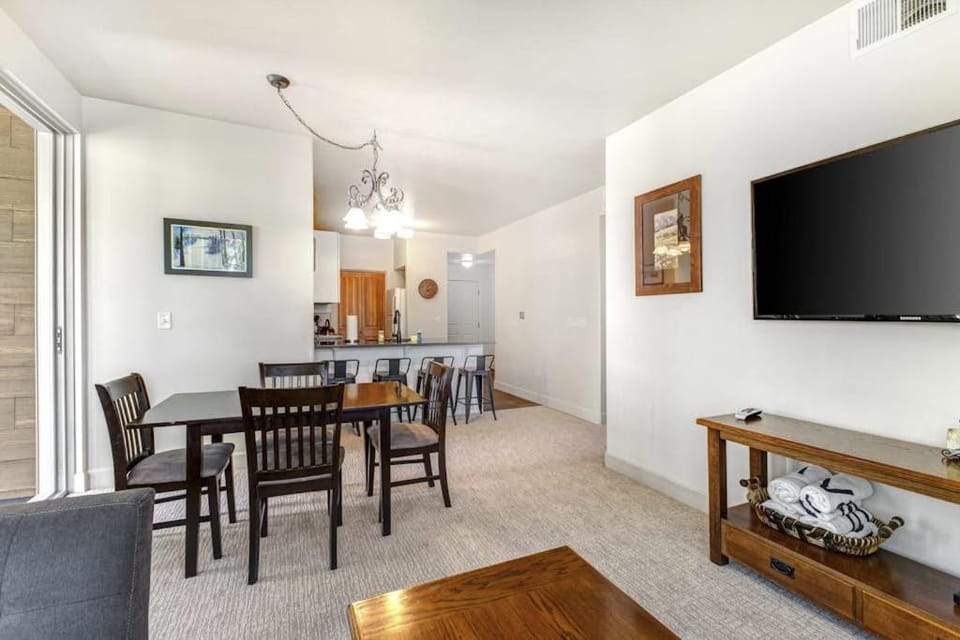 Light-filled condo with heated pool & hot tub near shopping & skiing House in Summit Park