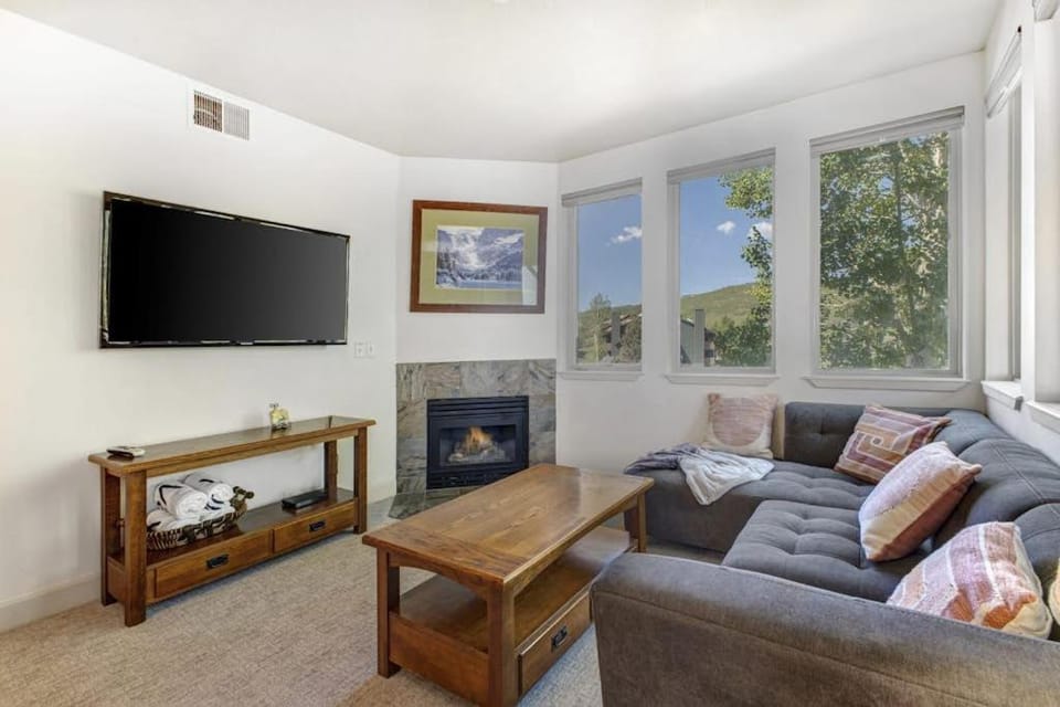 Light-filled condo with heated pool & hot tub near shopping & skiing House in Summit Park