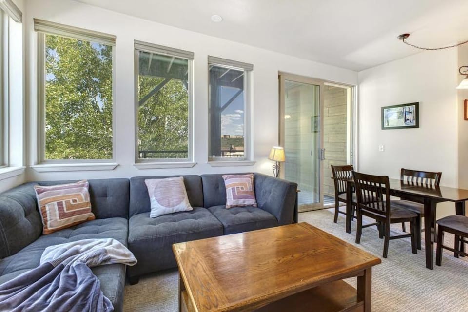 Light-filled condo with heated pool & hot tub near shopping & skiing House in Summit Park