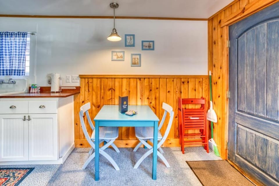 Six Cottages with Shared Courtyard & Grill - Two Blocks to Beach Dog-Friendly House in Tolovana Park