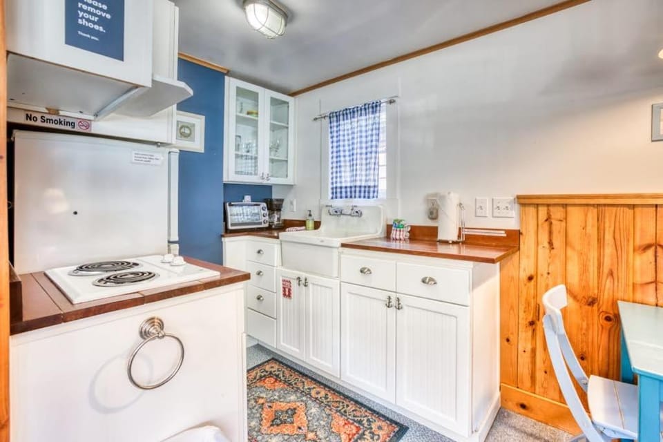 Six Cottages with Shared Courtyard & Grill - Two Blocks to Beach Dog-Friendly House in Tolovana Park