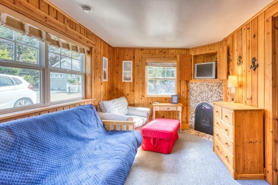 Six Cottages with Shared Courtyard & Grill - Two Blocks to Beach Dog-Friendly House in Tolovana Park