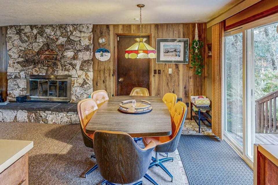 Dog-Friendly Cottage with Private Hot Tub Deck Berry Bushes & Beach Access House in Cannon Beach