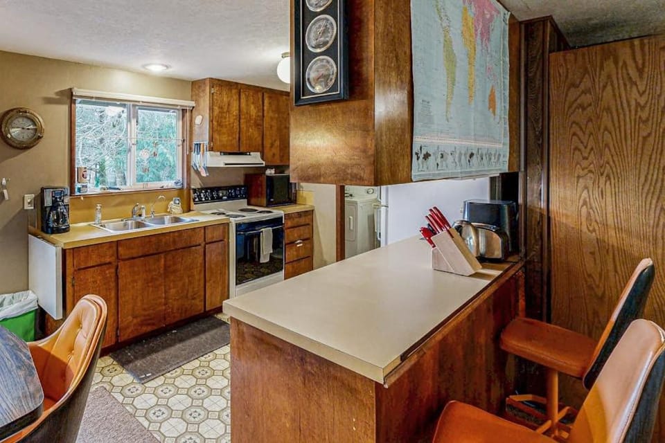 Dog-Friendly Cottage with Private Hot Tub Deck Berry Bushes & Beach Access House in Cannon Beach