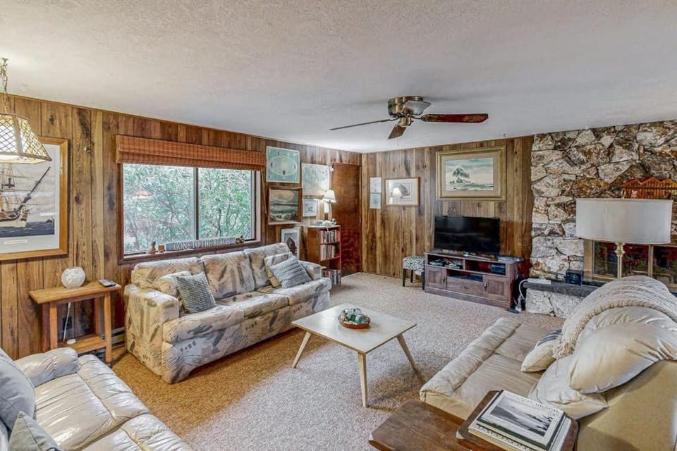 Dog-Friendly Cottage with Private Hot Tub Deck Berry Bushes & Beach Access House in Cannon Beach