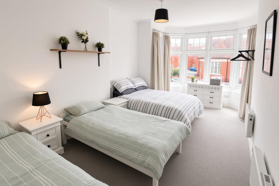 Devon Lodge - Large 3 bed Apartment Sleeps 8 Beach opposite Apartment in Clacton-on-Sea