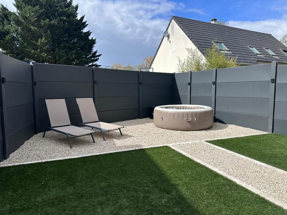 Property building, Patio, Spring, Day, Garden, Garden view, sunbed