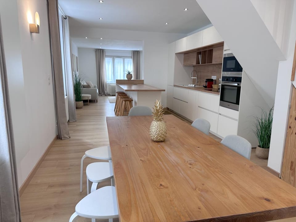 Kitchen or kitchenette, Dining area, stove