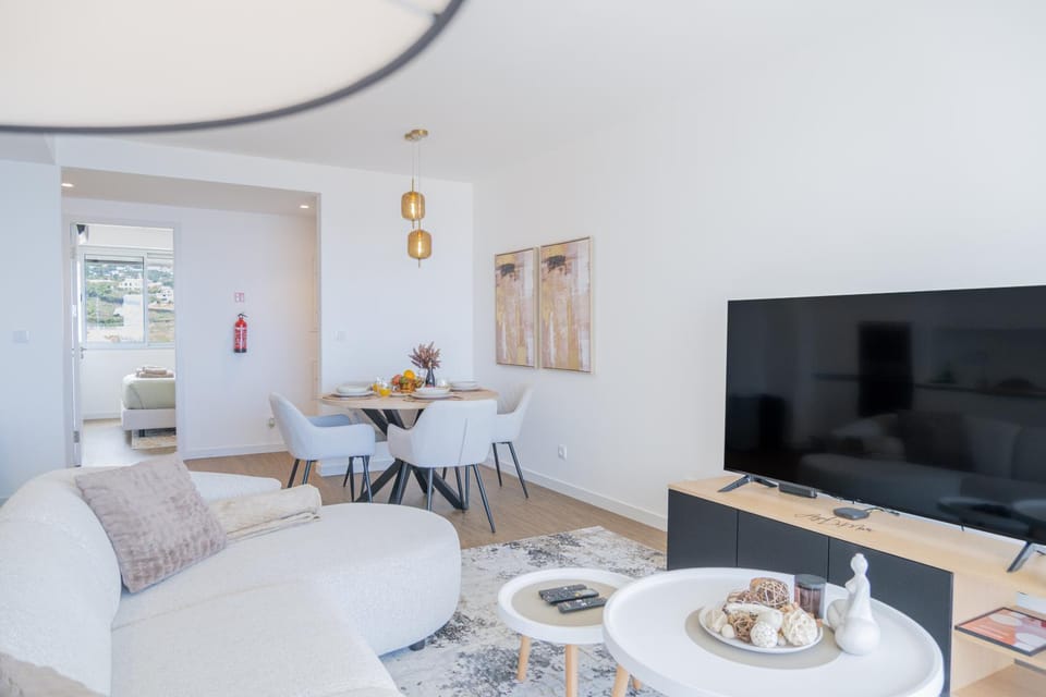 TV and multimedia, Living room, Seating area, internet, air conditioner