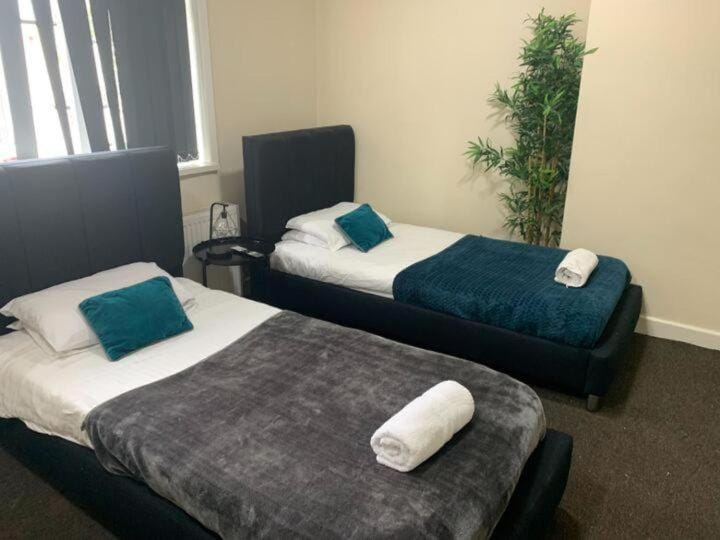 Bed, Bedroom, towels