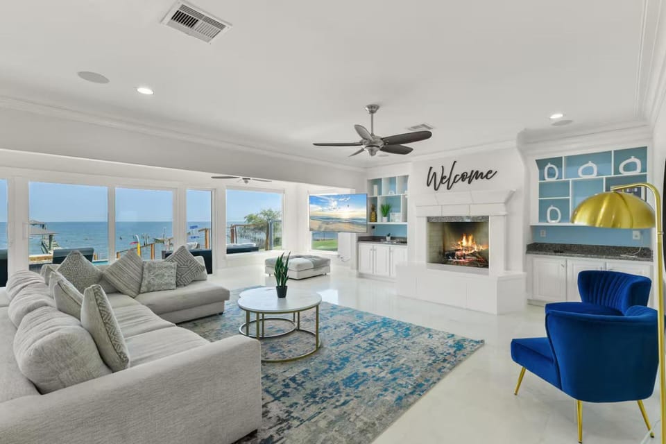 Bayfront Luxury House with Pool House in Kemah