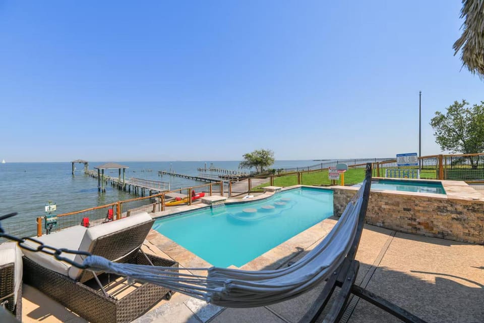 Bayfront Luxury House with Pool House in Kemah