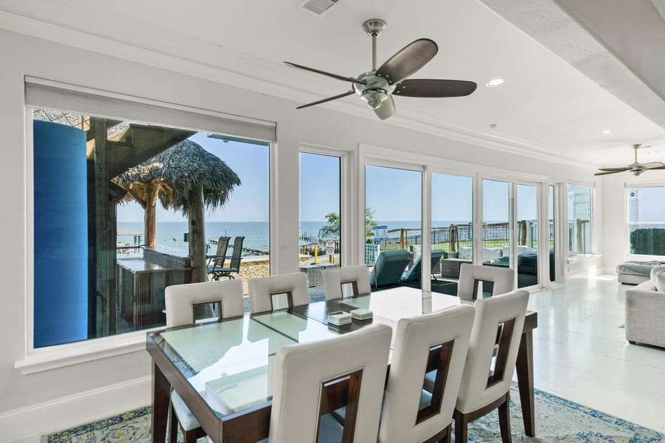 Bayfront Luxury House with Pool House in Kemah