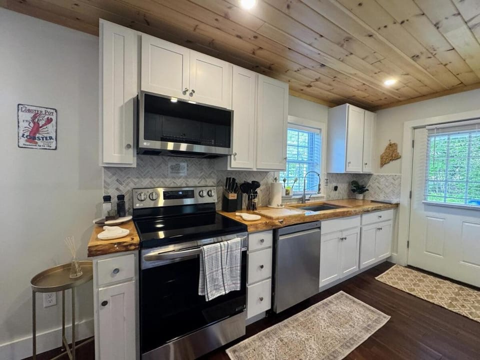 Kitchen or kitchenette, dishwasher, oven, stove