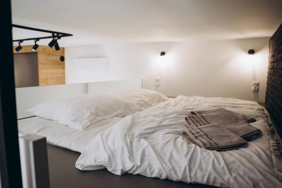 Bed, Photo of the whole room, Bedroom, towels