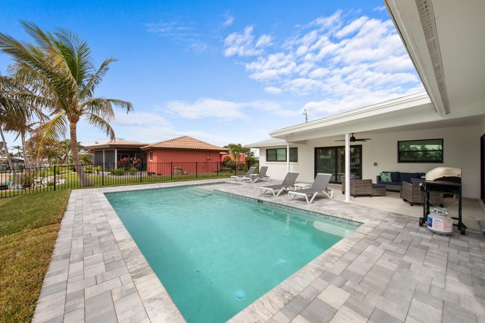 Barefoot Escape by Sun Palace Vacations House in Estero Island