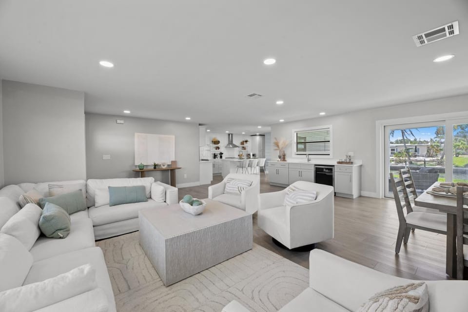 Barefoot Escape by Sun Palace Vacations House in Estero Island