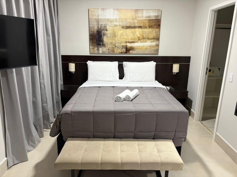 Bed, TV and multimedia, Photo of the whole room, Bedroom, towels