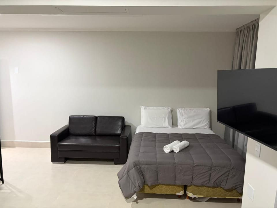 Bed, TV and multimedia, Living room, Photo of the whole room, Seating area, Bedroom
