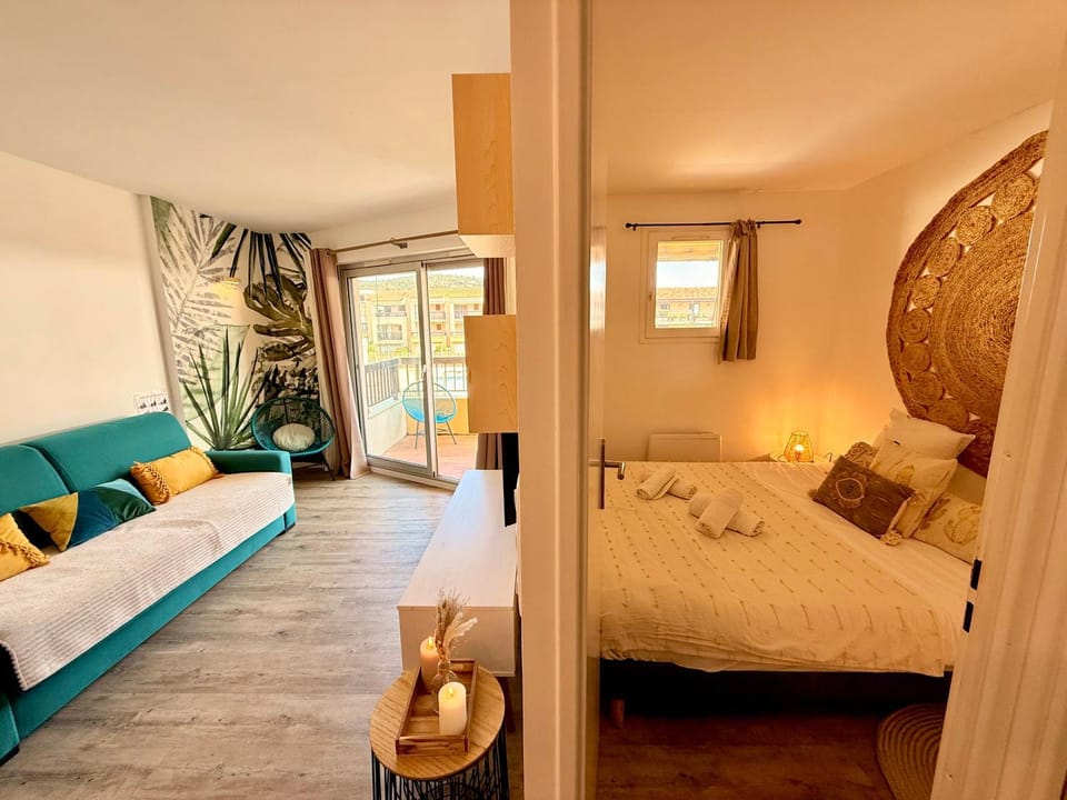 Living room, Photo of the whole room, Bedroom