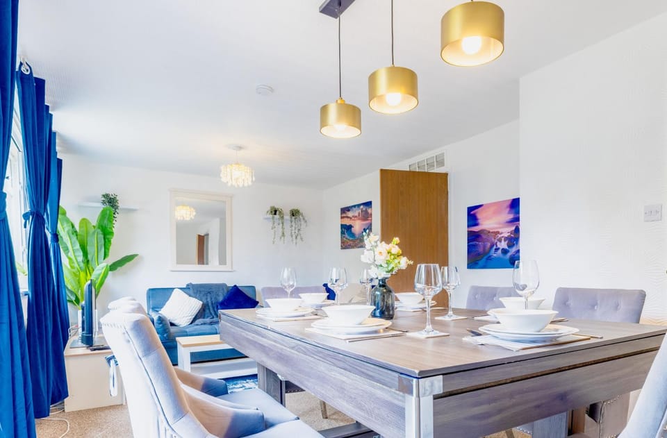 E-Oceania- Etihad-Coop LIVE-Free Parking-Pool Table House in Manchester