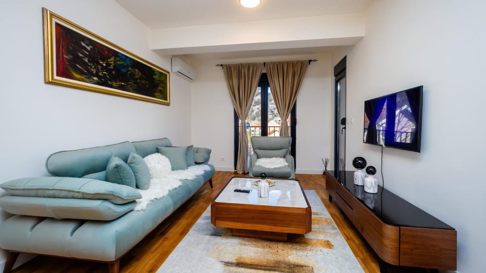 Communal lounge/ TV room, TV and multimedia, Living room