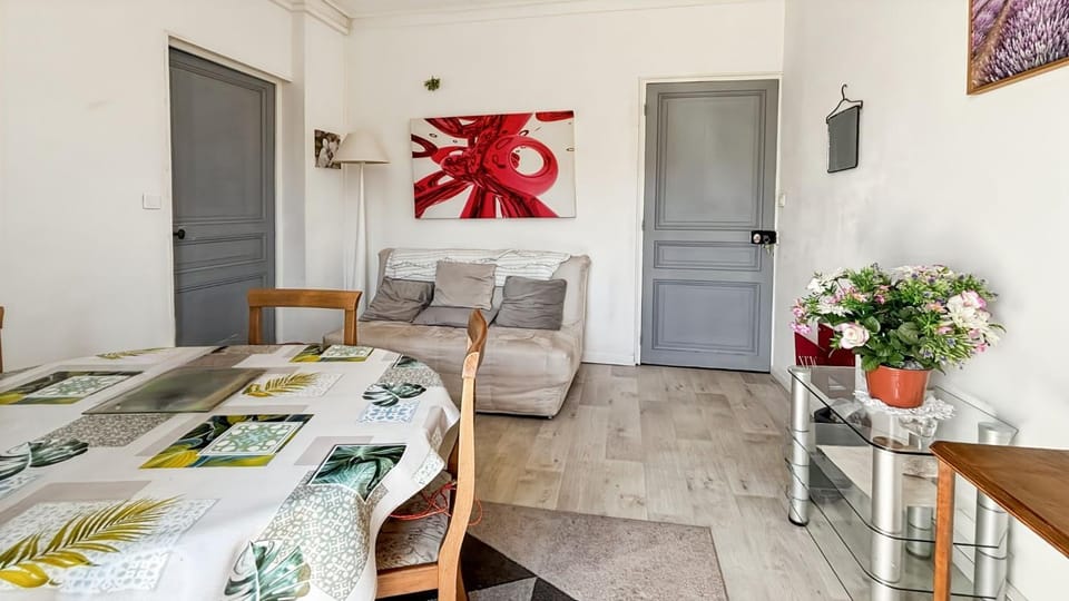 Family 3-Bedroom Apartment Near Downtown Cannes Apartment in Cannes