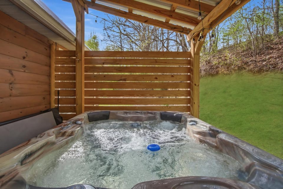 Family Friendly Escape Near Downtown Grill Hot Tub House in Pigeon Forge
