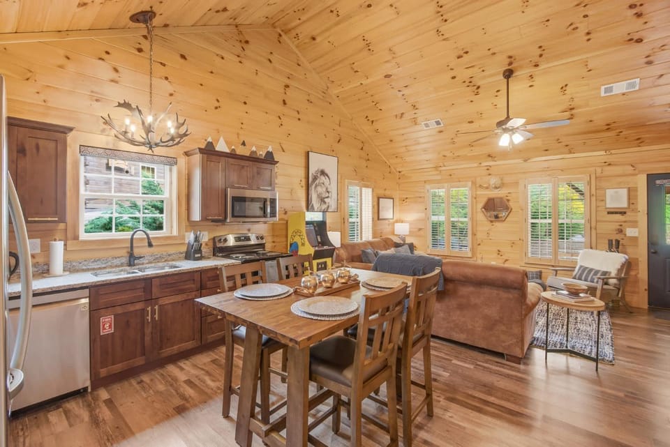 Family Friendly Escape Near Downtown Grill Hot Tub House in Pigeon Forge