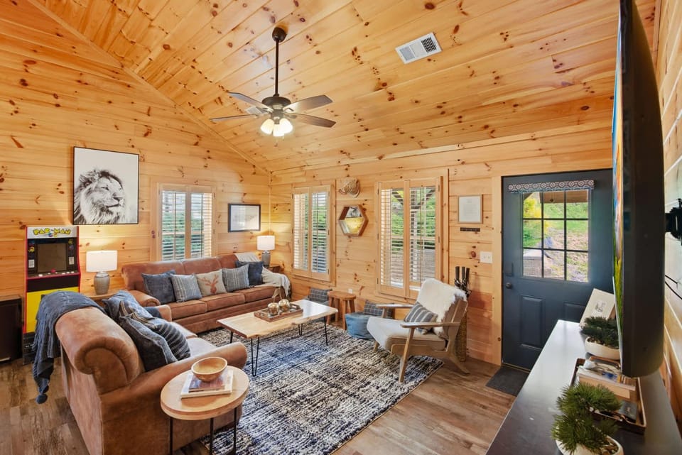 Family Friendly Escape Near Downtown Grill Hot Tub House in Pigeon Forge