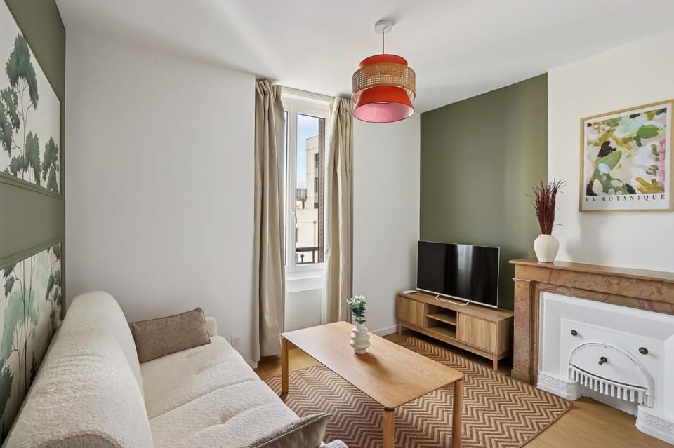 Bed, TV and multimedia, Living room, Seating area, Dining area, Bedroom, fireplace