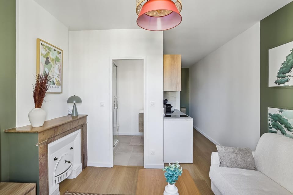 Shower, Bathroom, Kitchen or kitchenette, Living room, Photo of the whole room, Seating area, Dining area, Bedroom, fireplace, kitchen