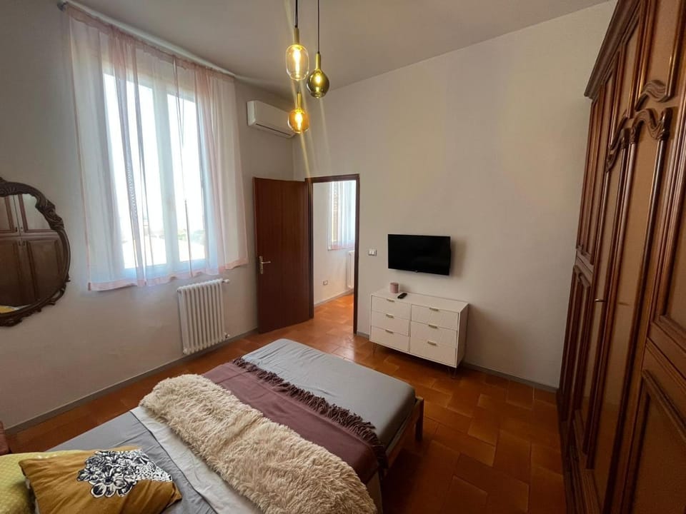 Bed, TV and multimedia, Bedroom, wardrobe, air conditioner