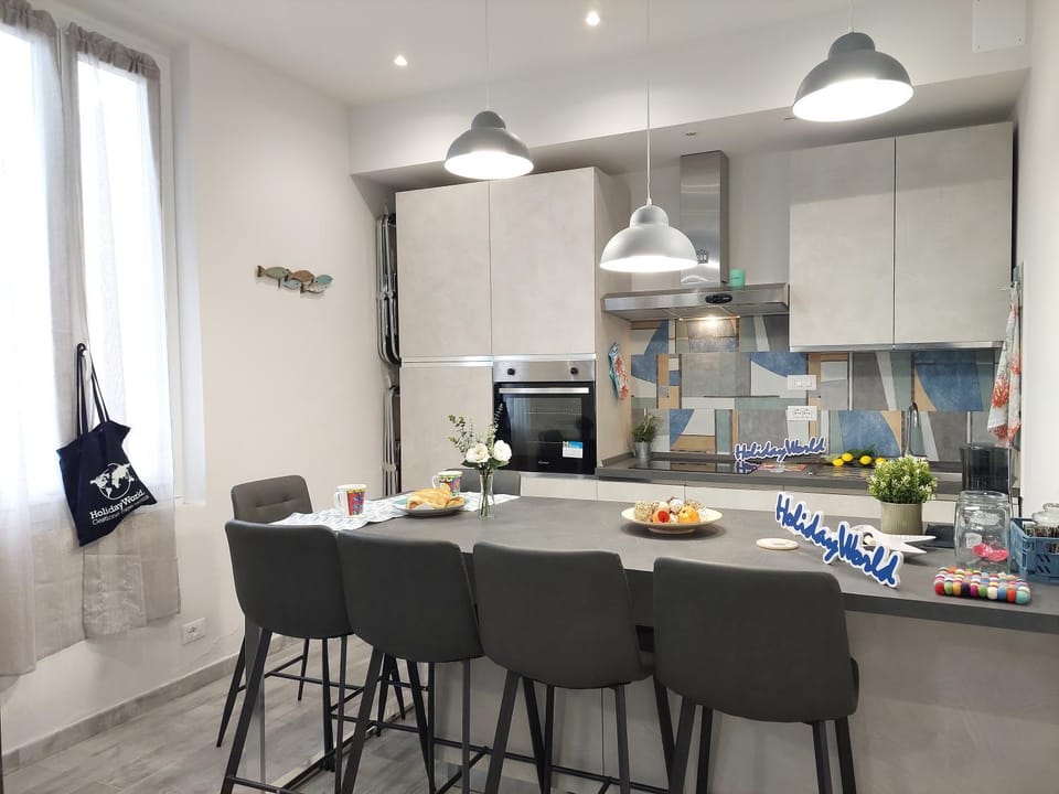 Kitchen or kitchenette, Dining area, oven