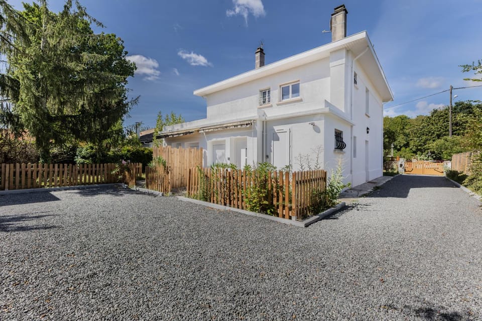 Property building, Day, Garden, Garden view