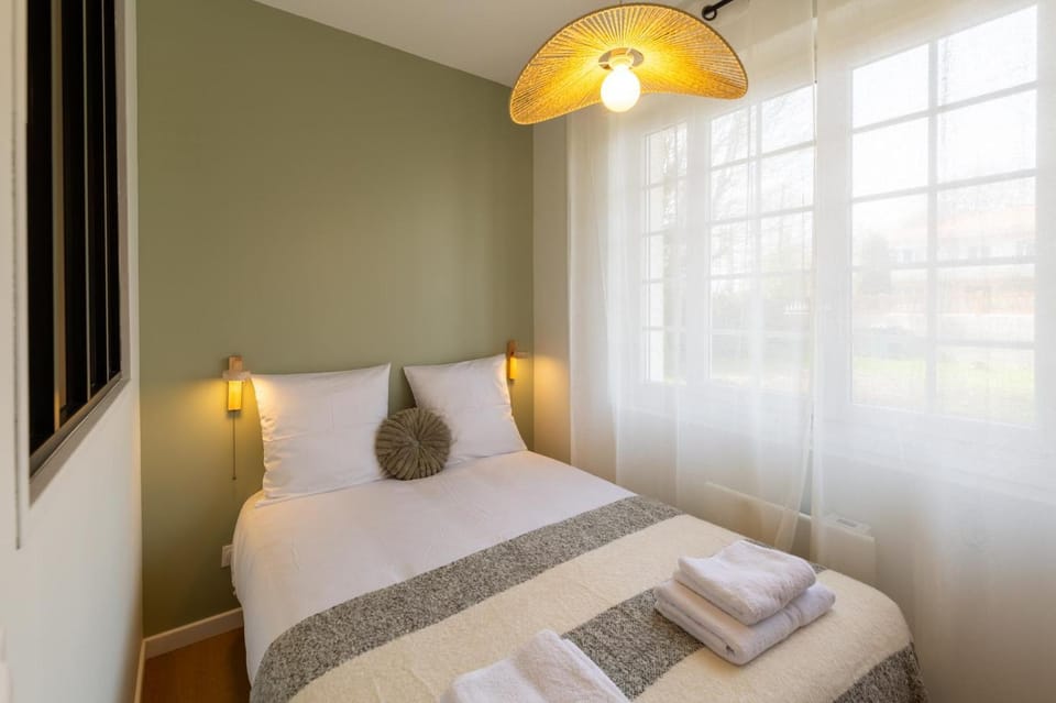 Bed, Photo of the whole room, Bedroom, towels