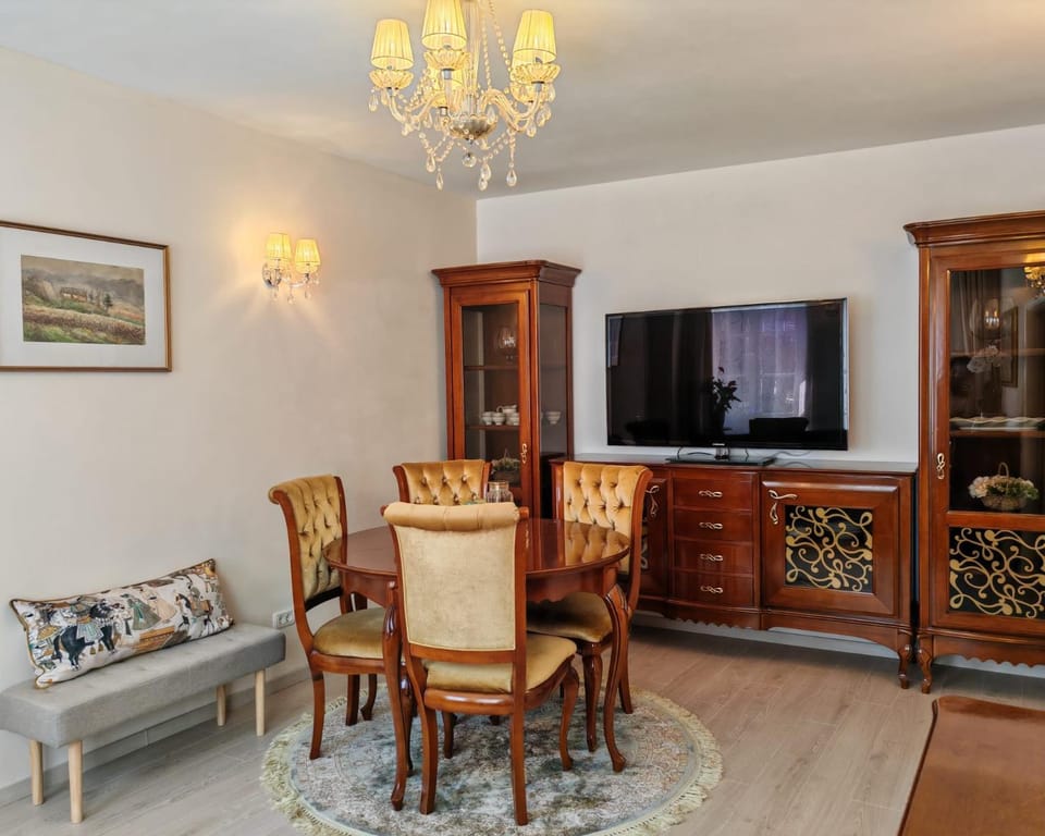 Communal lounge/ TV room, TV and multimedia, Living room, Seating area, Dining area, Evening entertainment
