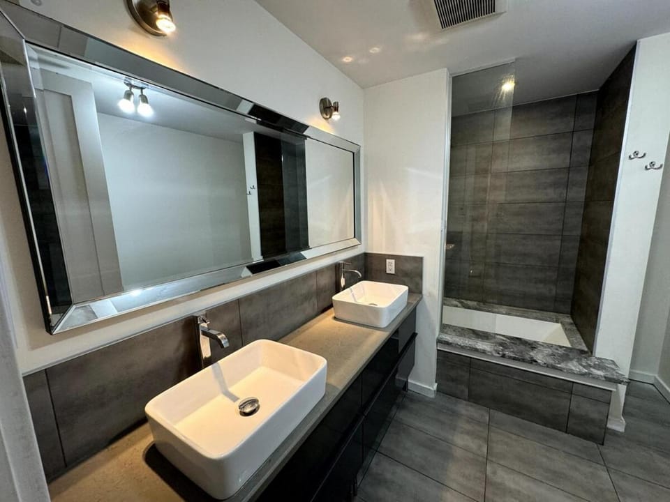 Modern Comfort in DT Montreal Apartment in Laval
