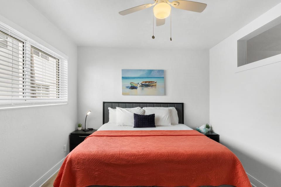 2Min WALK TO BEACHTrendy CondoKingKitchenPool5 Apartment in Pompano Beach