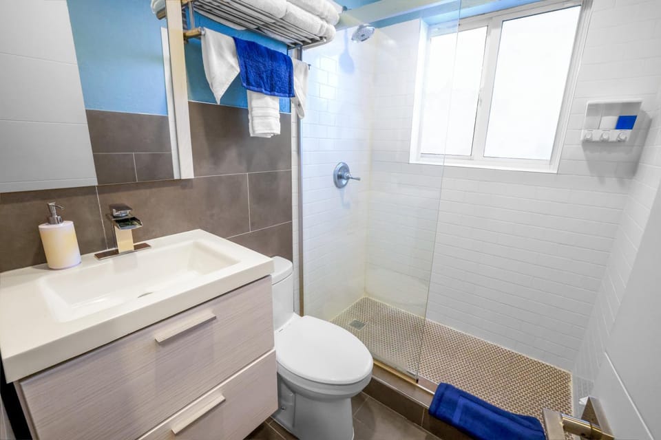 2Min WALK TO BEACHTrendy CondoKingKitchenPool5 Apartment in Pompano Beach