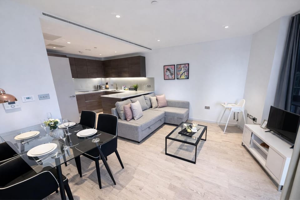 TV and multimedia, Kitchen or kitchenette, Living room, Seating area, Dining area