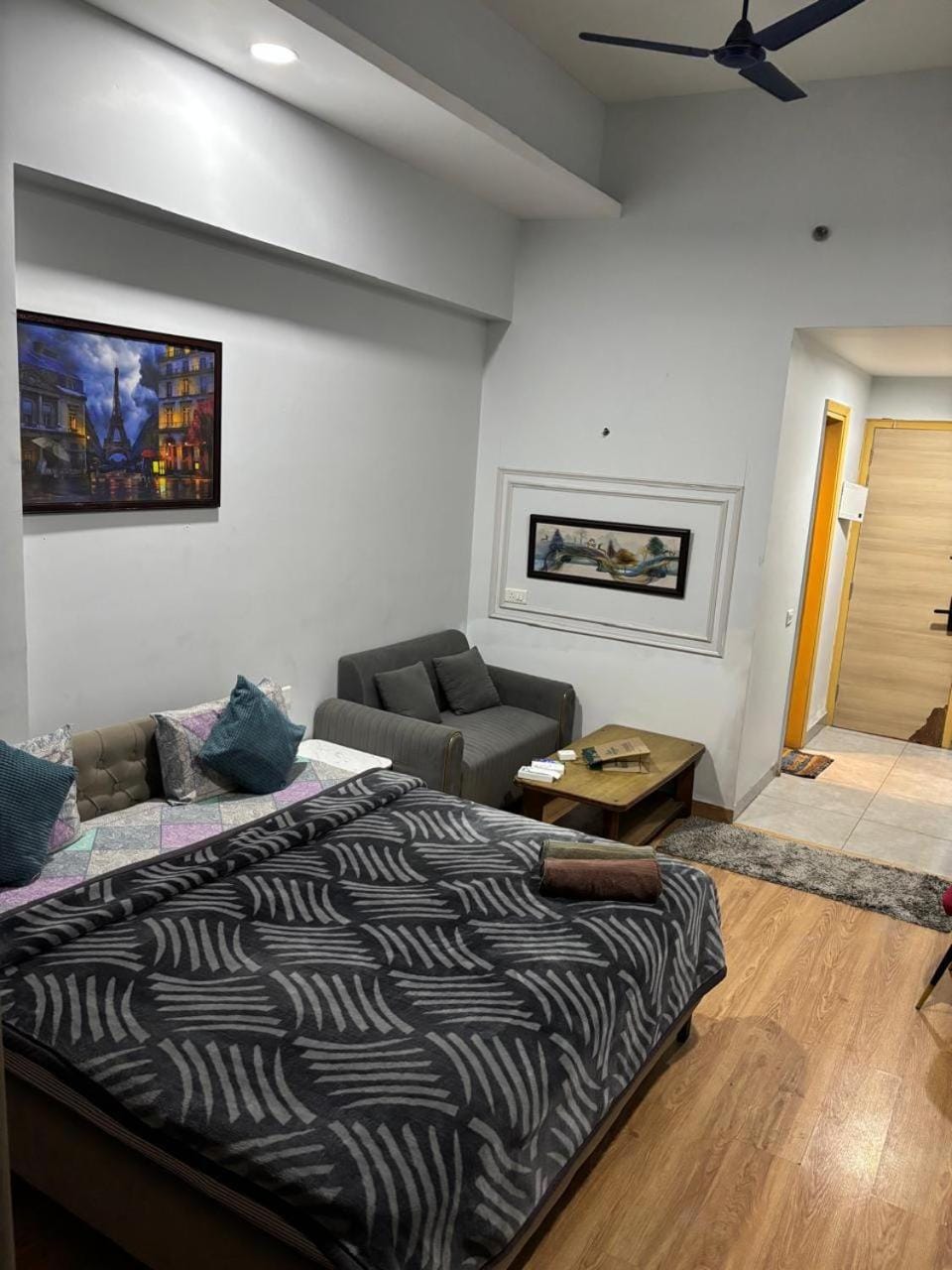 Comfy Stay Gaur City Mall Apartment in Noida
