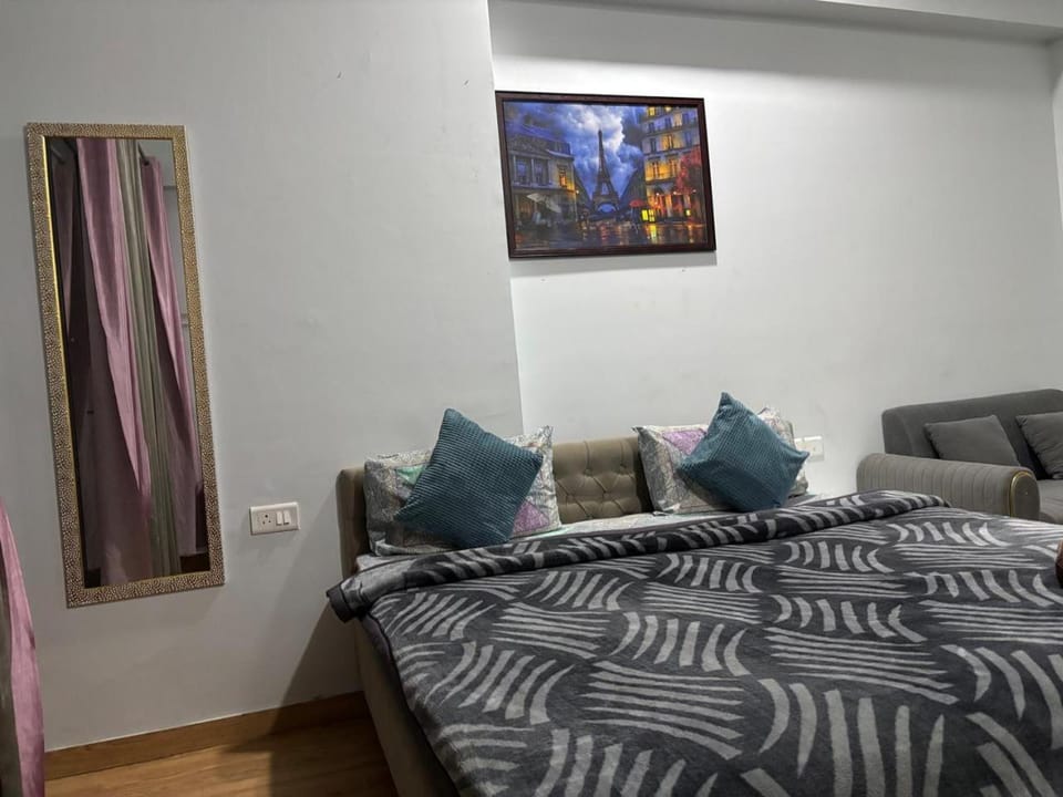 Comfy Stay Gaur City Mall Apartment in Noida
