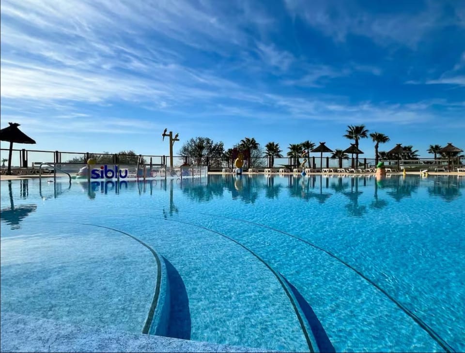 Nearby landmark, Day, Natural landscape, Pool view, Swimming pool, Swimming pool, sunbed