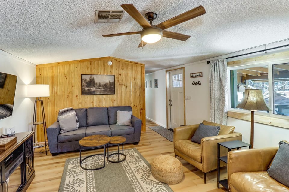 1 Mi to Woodland Lake! Cabin w/ Dog-Friendly Yard Cabin in Pinetop-Lakeside